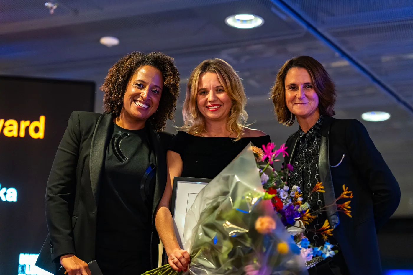 Ania Hajdrowska odbiera nagrodę Inclusive Excellence Champion Award podczas kolacji Diverse Leaders in Tech